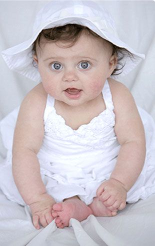 Creaciones Visi bebé con vestido blanco